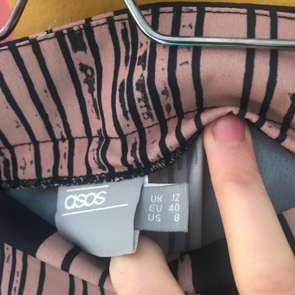 Off Shoulder Top in Abstract Stripe - Picture 2 of 3